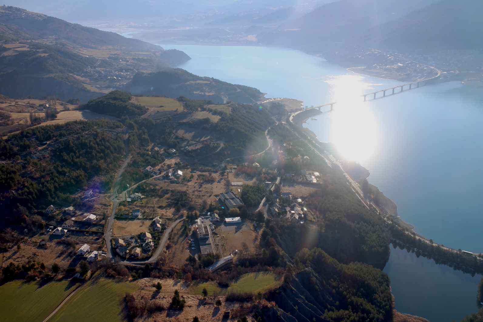 Vue aérienne lac de Serre-Ponçon et centre Cluzel