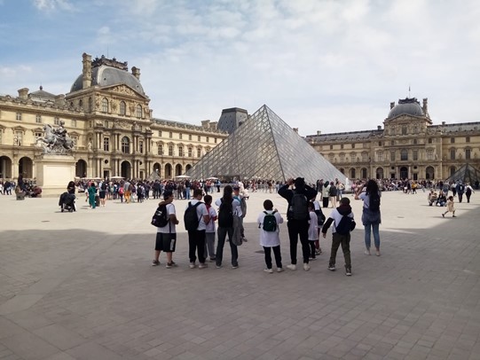 Les juniors devant la pyramide du Louvre